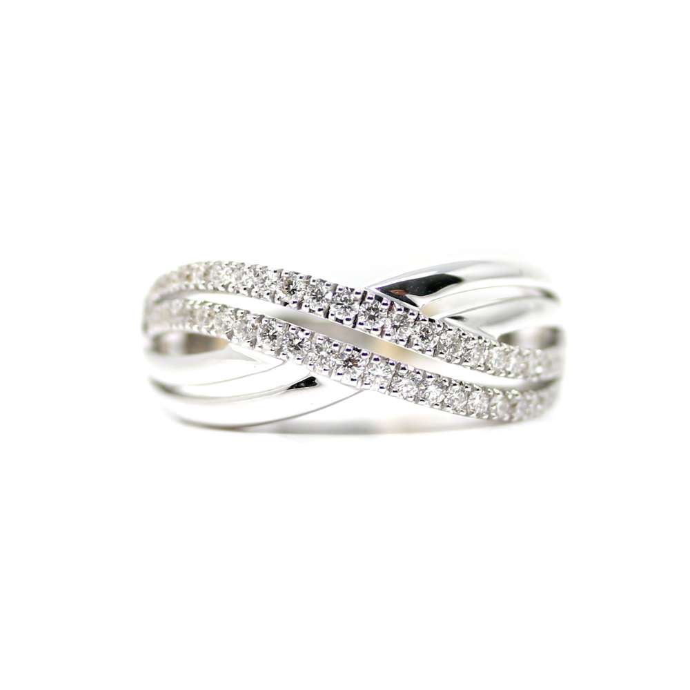 18kte white gold ring. and 0.40CT diamonds.